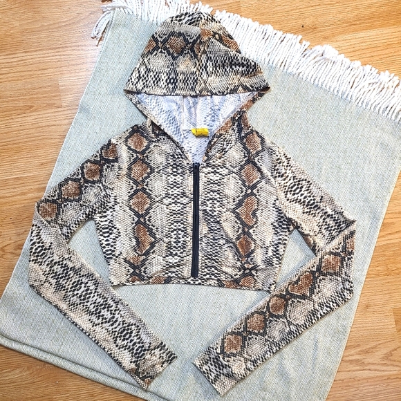 Daisy Women's Snakeskin Design Cropped Long Sleeves Front Zip Top size M - Picture 1 of 14